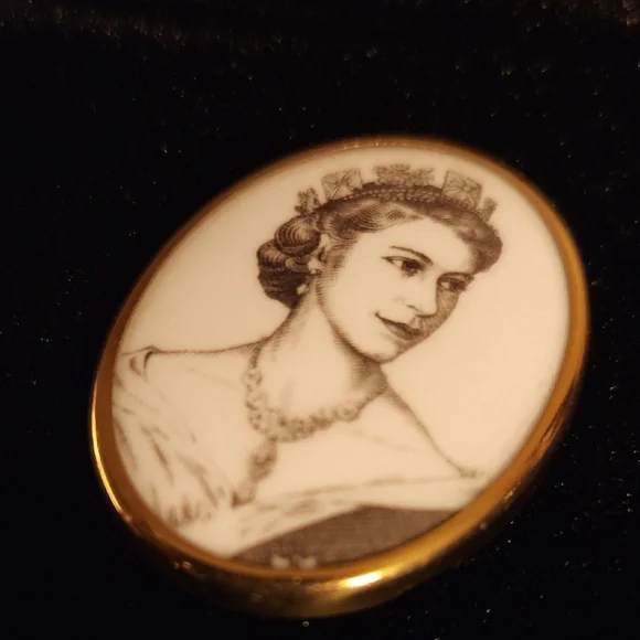 Elizabeth II Coronation Brooch 1953 Bone China, Beautiful Condition - Picture 8 of 10